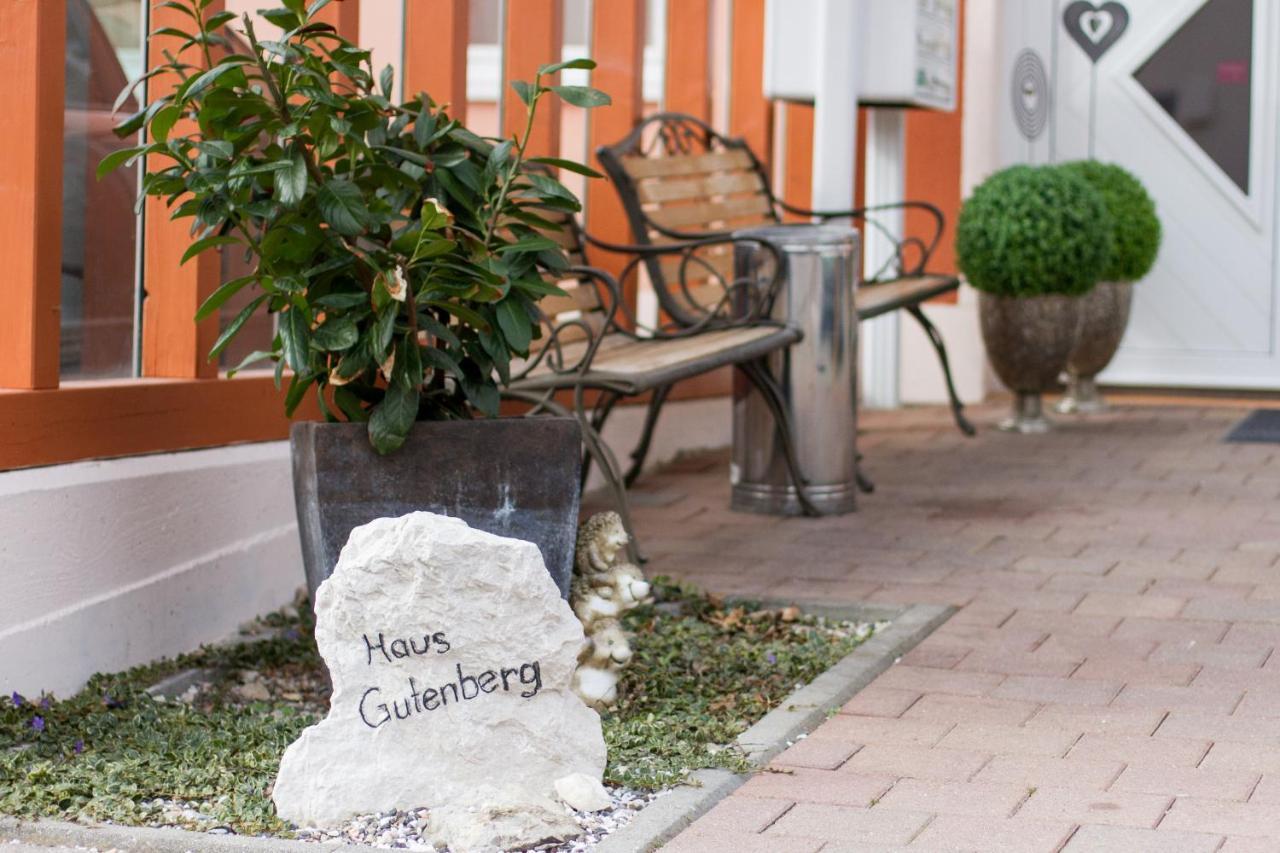 Hotel Garni Haus Zum Gutenberg Hallbergmoos Exterior photo